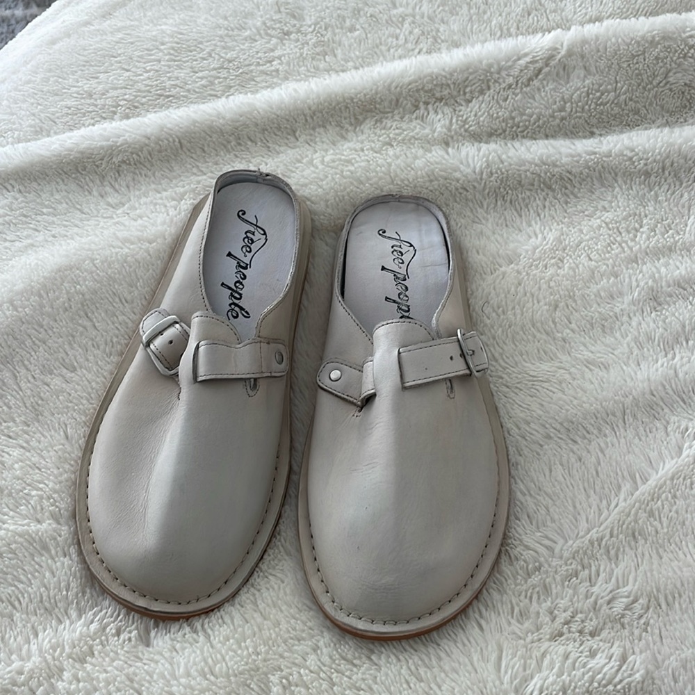 Cute never worn free people slids